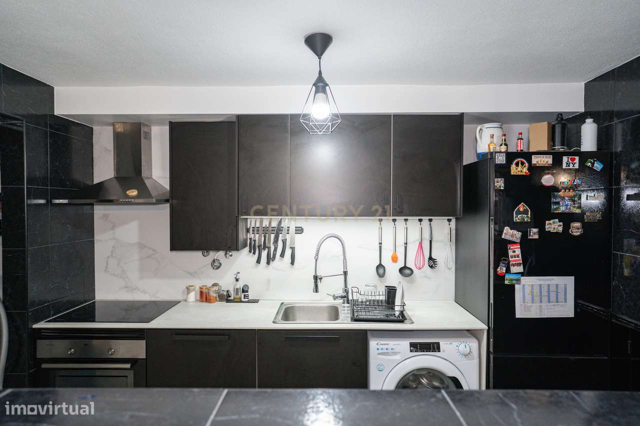 Moradia T2, totalmente renovada no centro de A dos Negros-13