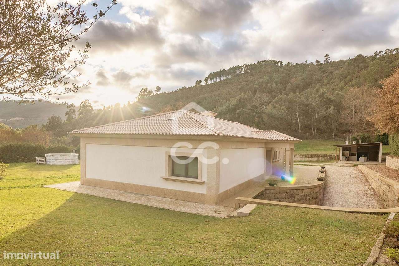 Moradia Térrea de Luxo com Cave | Conforto, Eficiência e Espaço Exteri-8