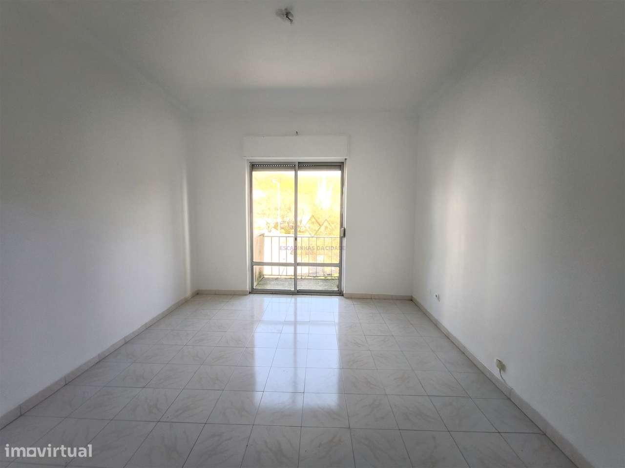 T3 Luminoso com Varandas e Arrecadação no Coração de Carnaxide - Grande imagem: 2/32