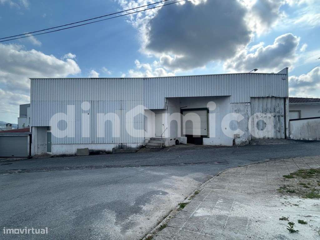 Escritório inserido num armazém industrial - Grande imagem: 5/12