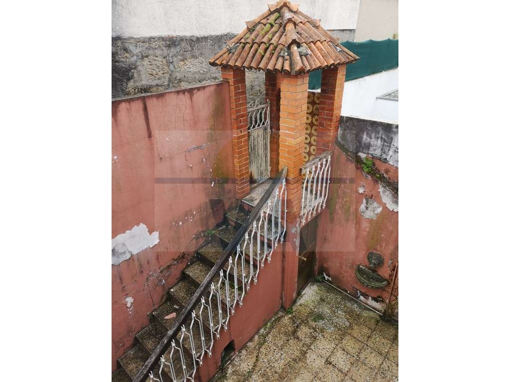 Moradia para reabilitar em zona nobre da cidade do Porto - Grande imagem: 3/15