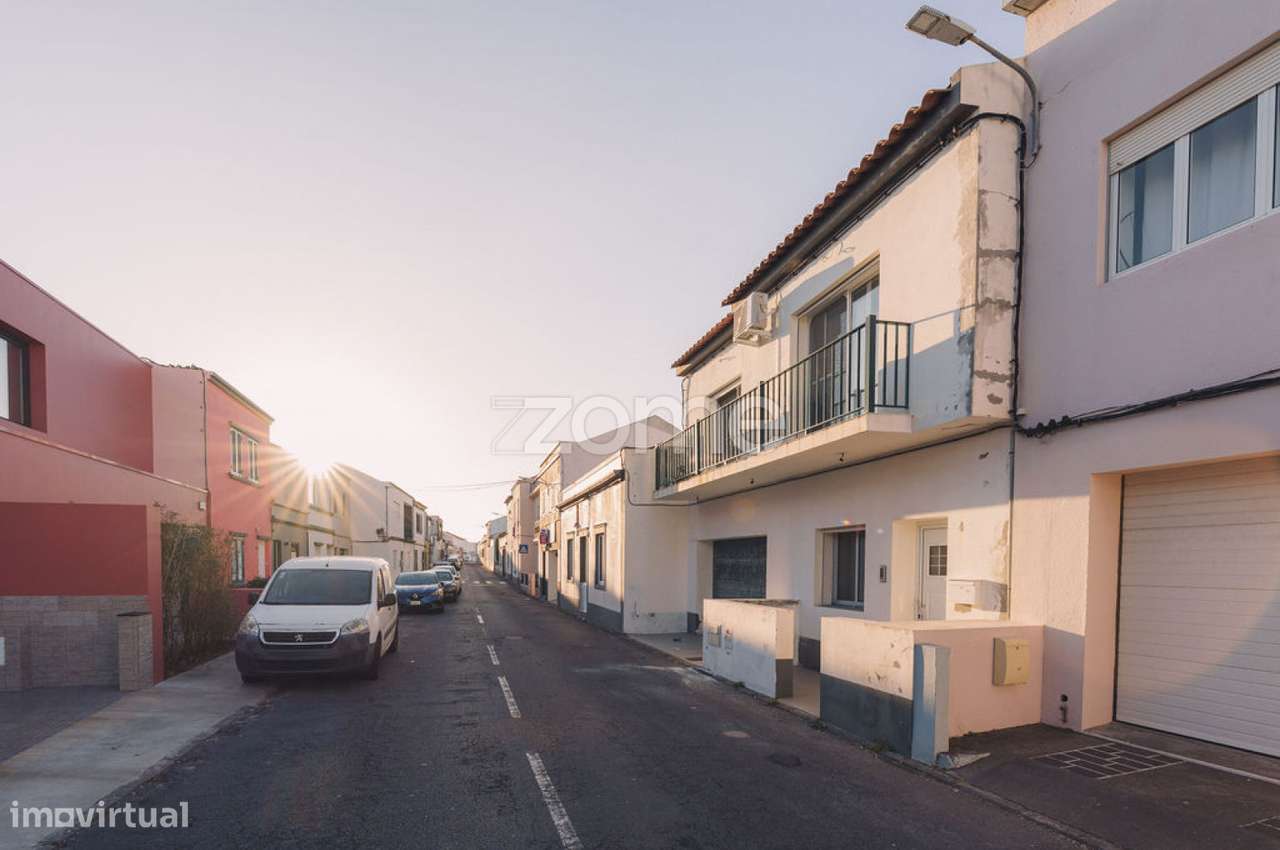 Moradia T2+1 Renovada a 100m do Mar – São Roque-2