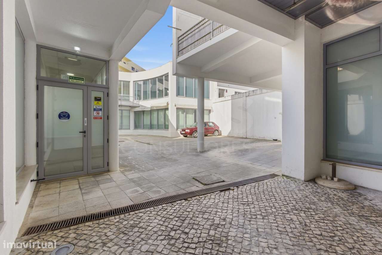 Prédio com 3 frações no centro de Peniche - Grande imagem: 2/32