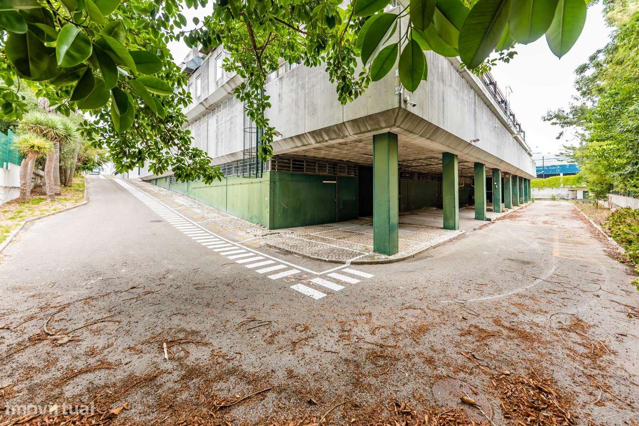 Armazém com 3 Pisos e Grande Lote de Terreno em Carnaxide-9