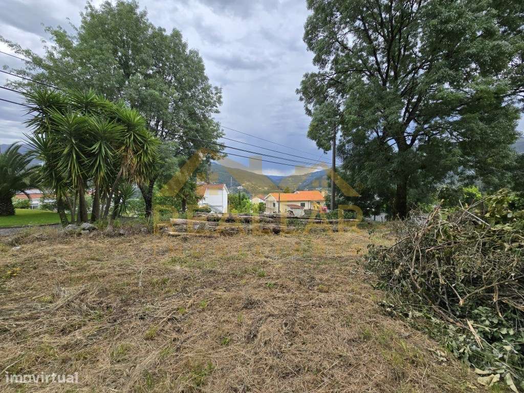 Terreno com Vistas Deslumbrantes sobre o Rio Caldo - Gerês-10