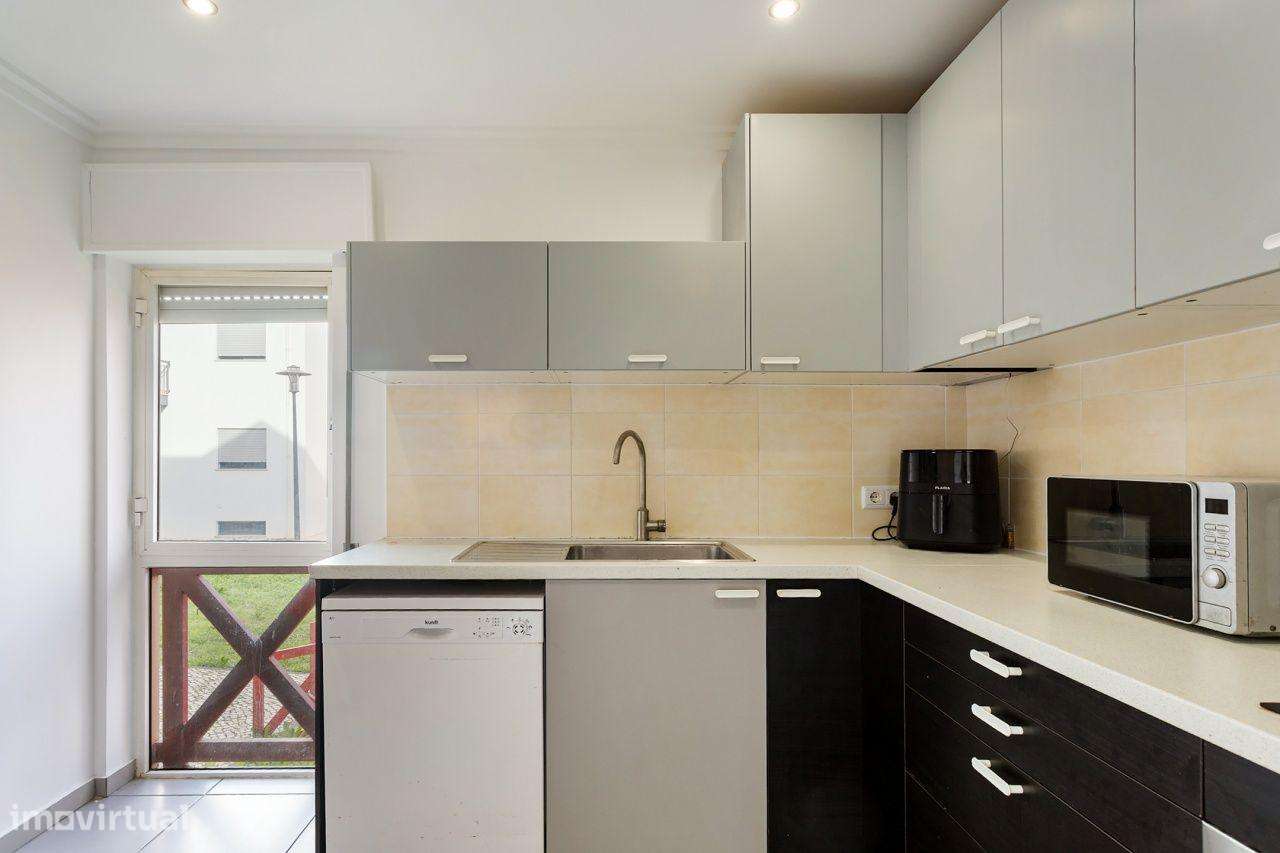 Apartamento T3 transformado em T2 com arrecadação – Av. Eduardo Mansin - Grande imagem: 2/16