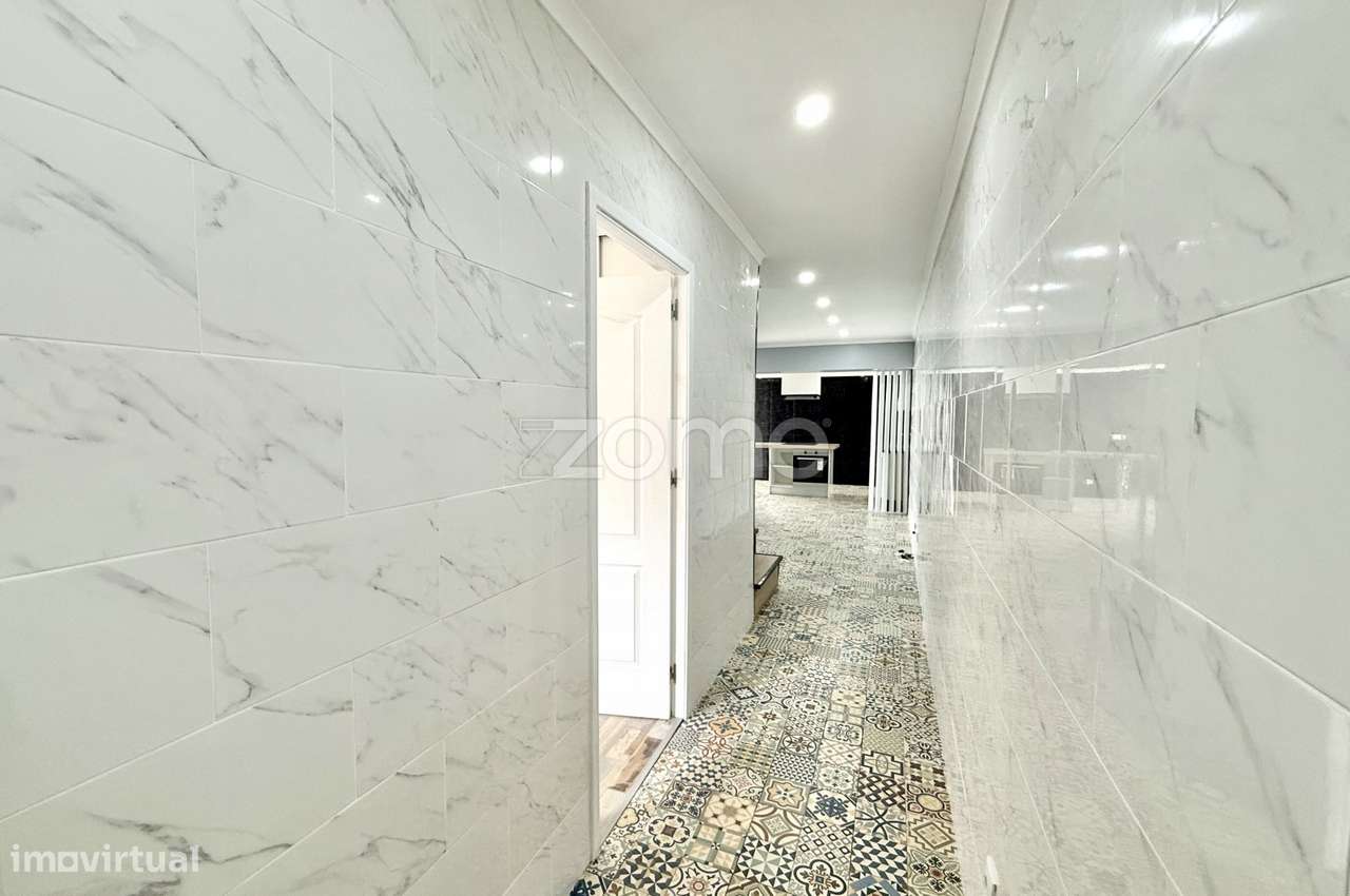 Moradia T1+3 Renovada com Quintal e Aproveitamento de Sótão – Arrif... - Grande imagem: 2/36