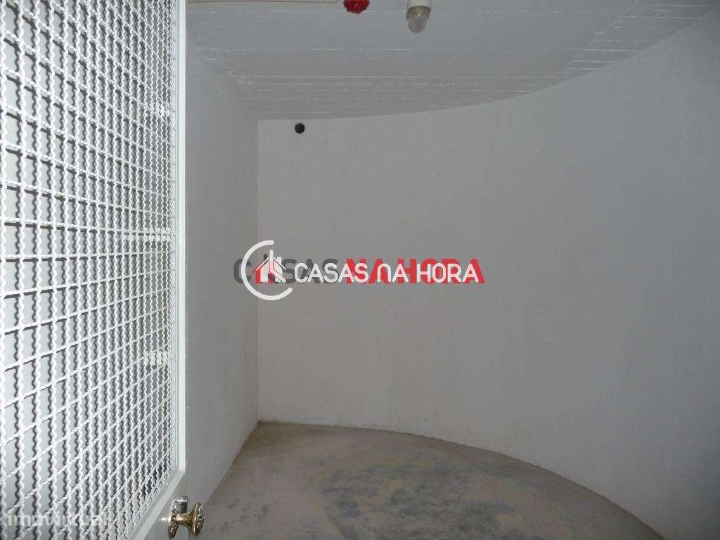 Garagem/armazém no centro de Carcavelos-6
