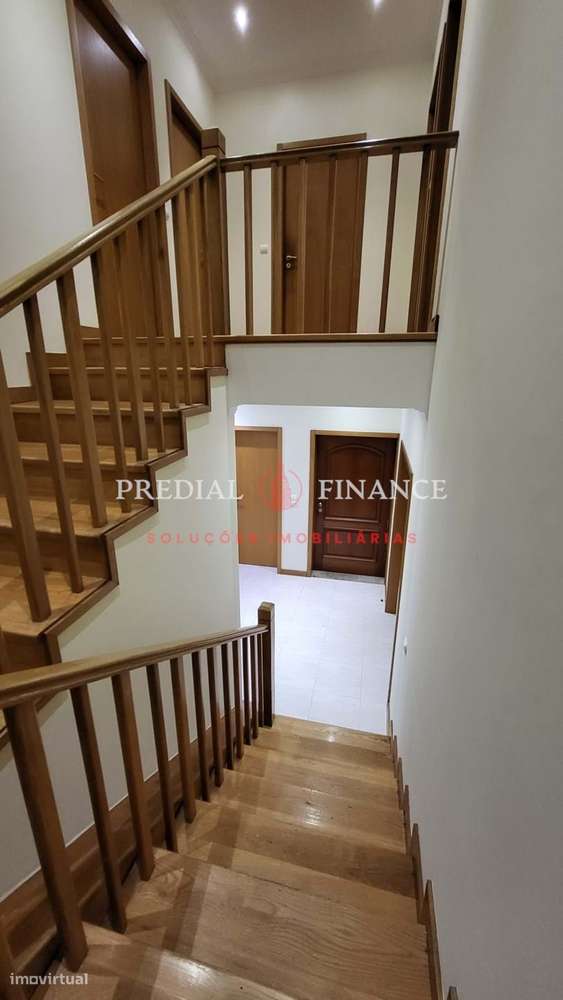 Moradia T4 com Jardim, Terraço, Garagem Dupla e Área de Barbecue — Exc-10