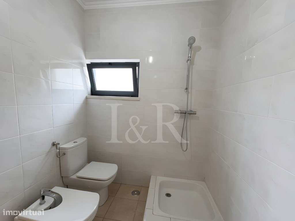 Moradia T5 com varandas, jardim e garagem no Feijó, Almada-33