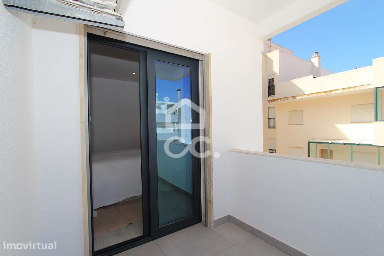 Apartamento T3 Renovado com Vista Mar e Terraço em Armação de Pêra-34