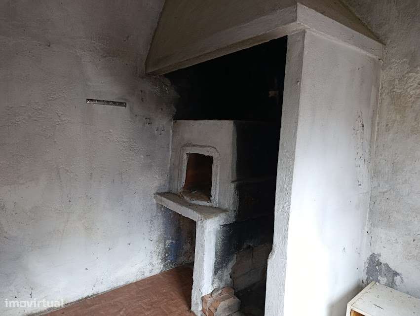 Moradia T3 geminada, com quintal, em Santa Clara, Coimbra-23