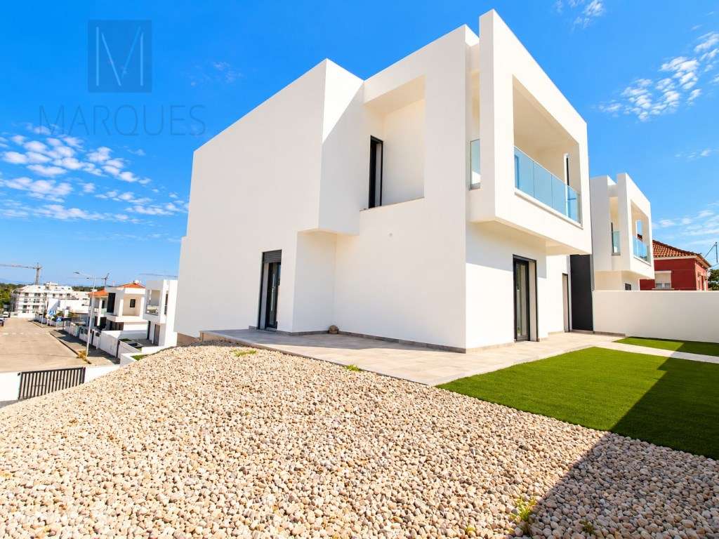 Moradia V4 com Garagem, Logradouro e Jardim em Vale de Milhaços - C...-7