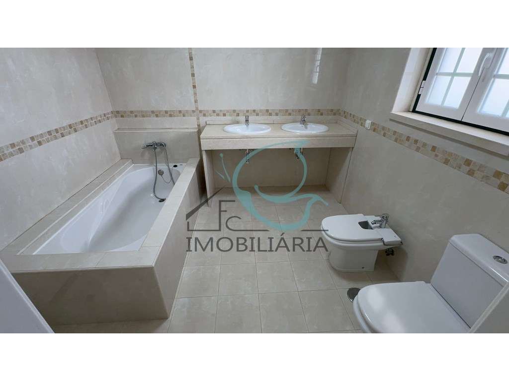 Moradia T5 com Vista para a Serra em Alenquer-13