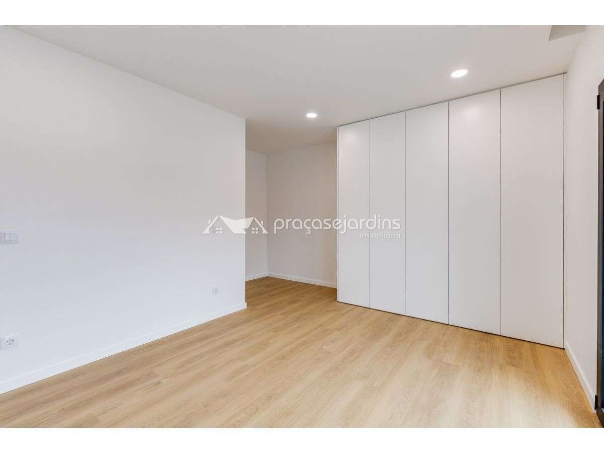 Moradia T4 com jardim, garagem e carregamento para carros elétricos-6