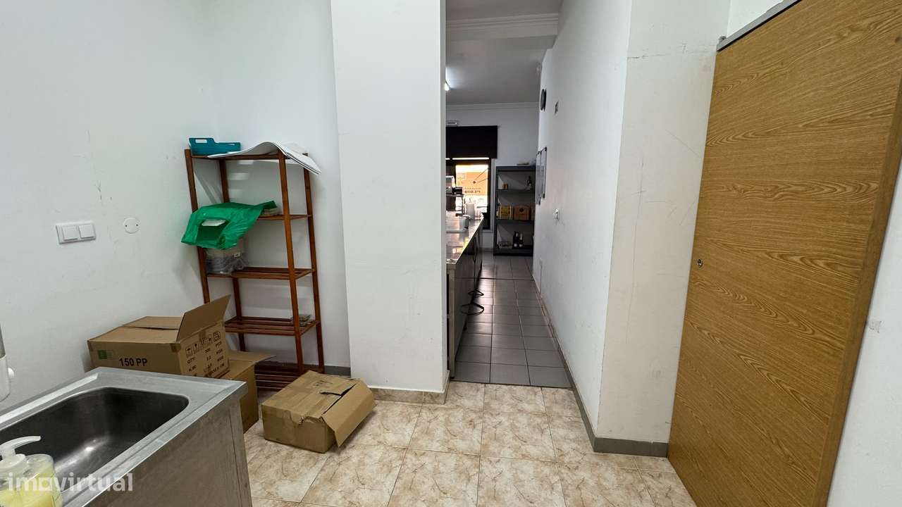 Trespasse de restaurante totalmente equipado em Massamá Norte-11