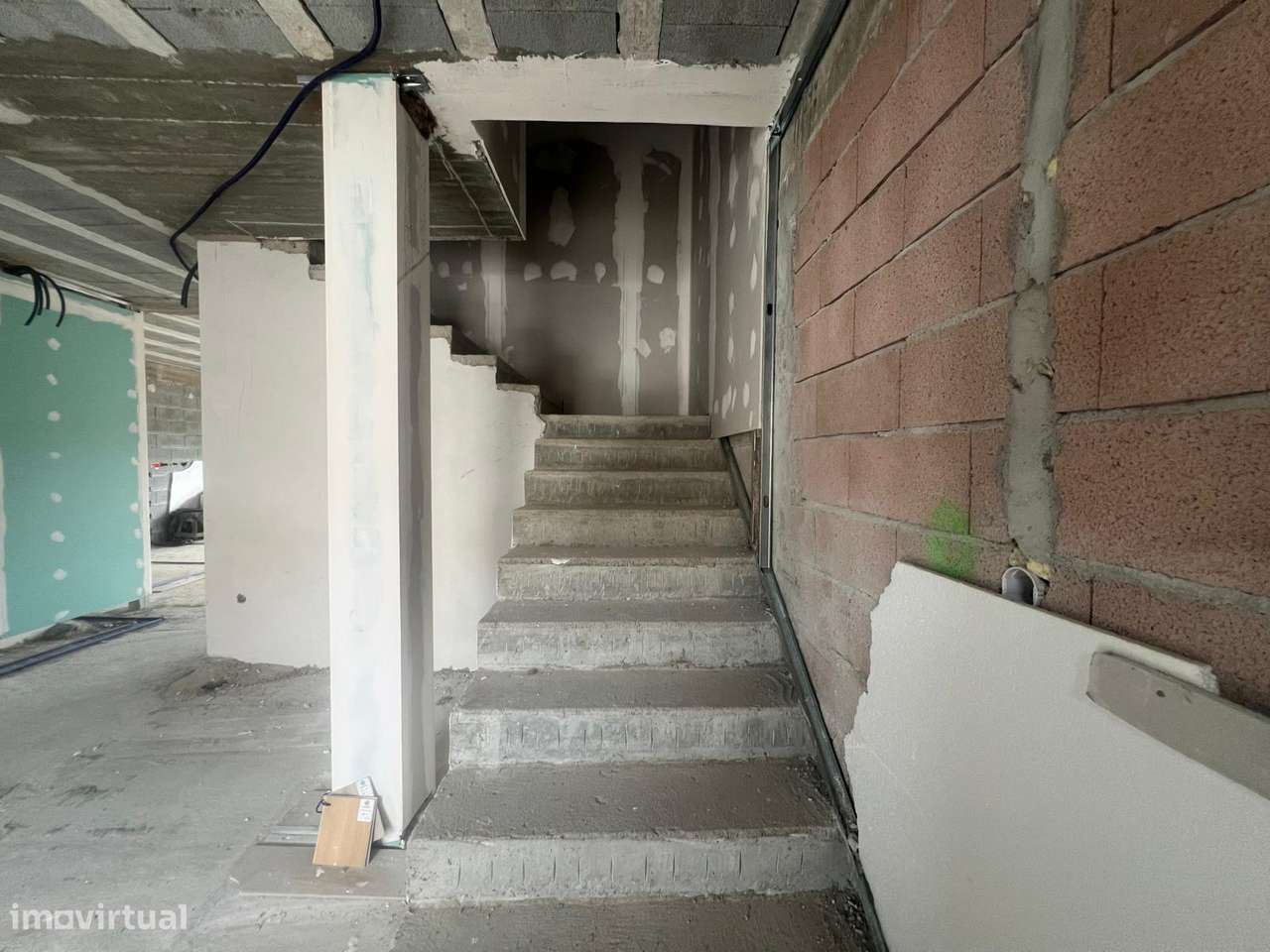 Moradia T4 em Fase Final de Construção com Piscina — Centro de Chaves-14