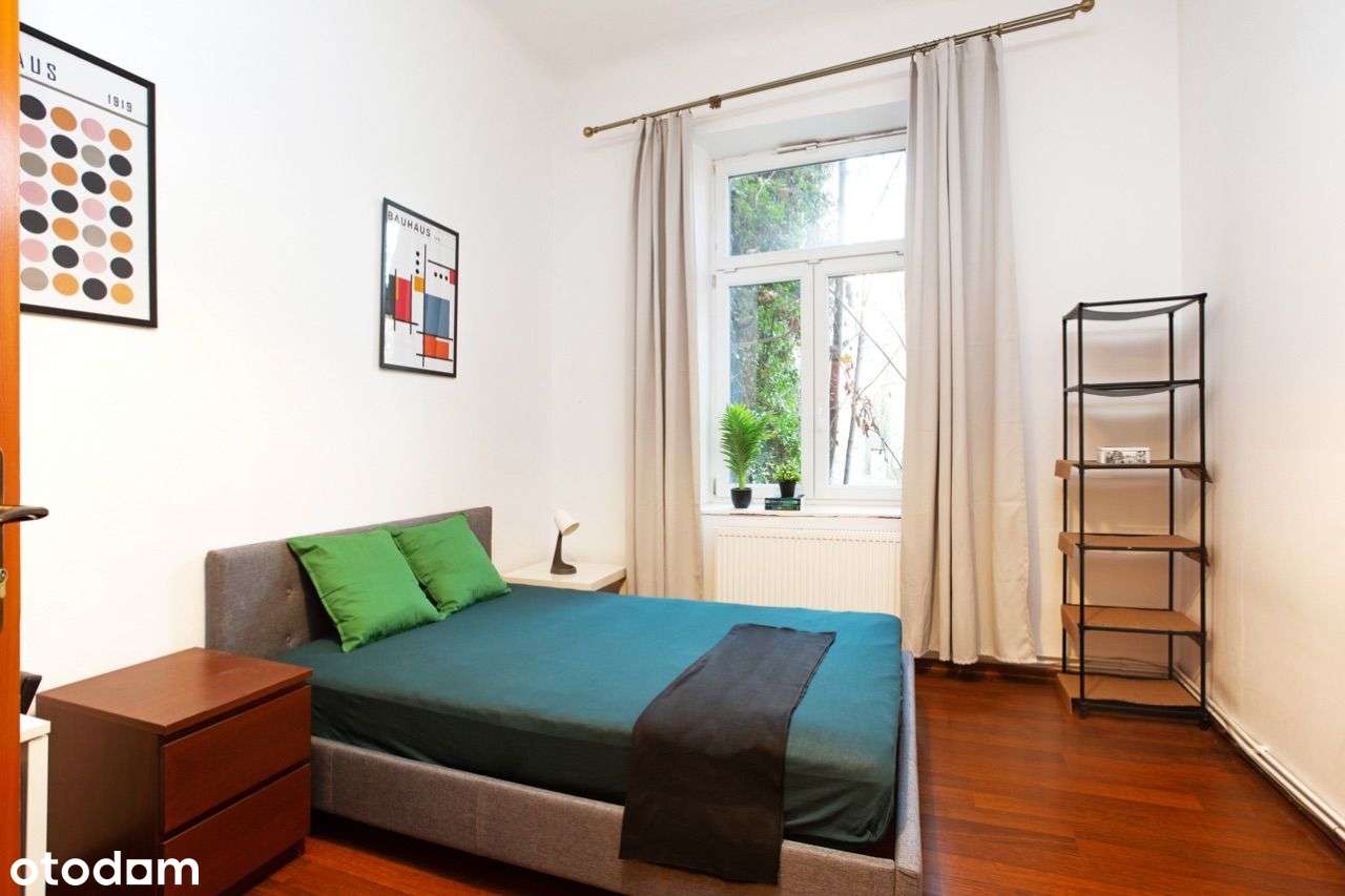 Old Town Big quiet room, facing yard Wielopole