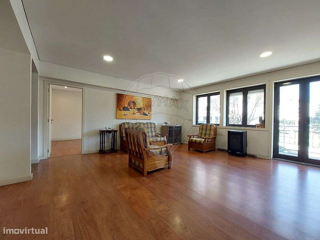 APARTAMENTO T3 RENOVADO NA AVENIDA DA LIBERDADE, BRAGA - Grande imagem: 2/22