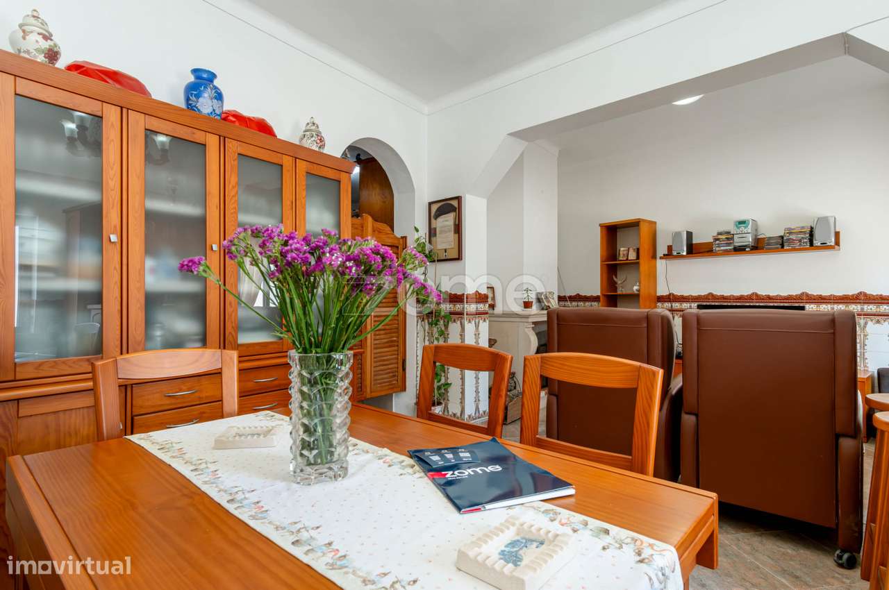 Moradia T1 + 1 Azambuja com Espaço Comercial-9