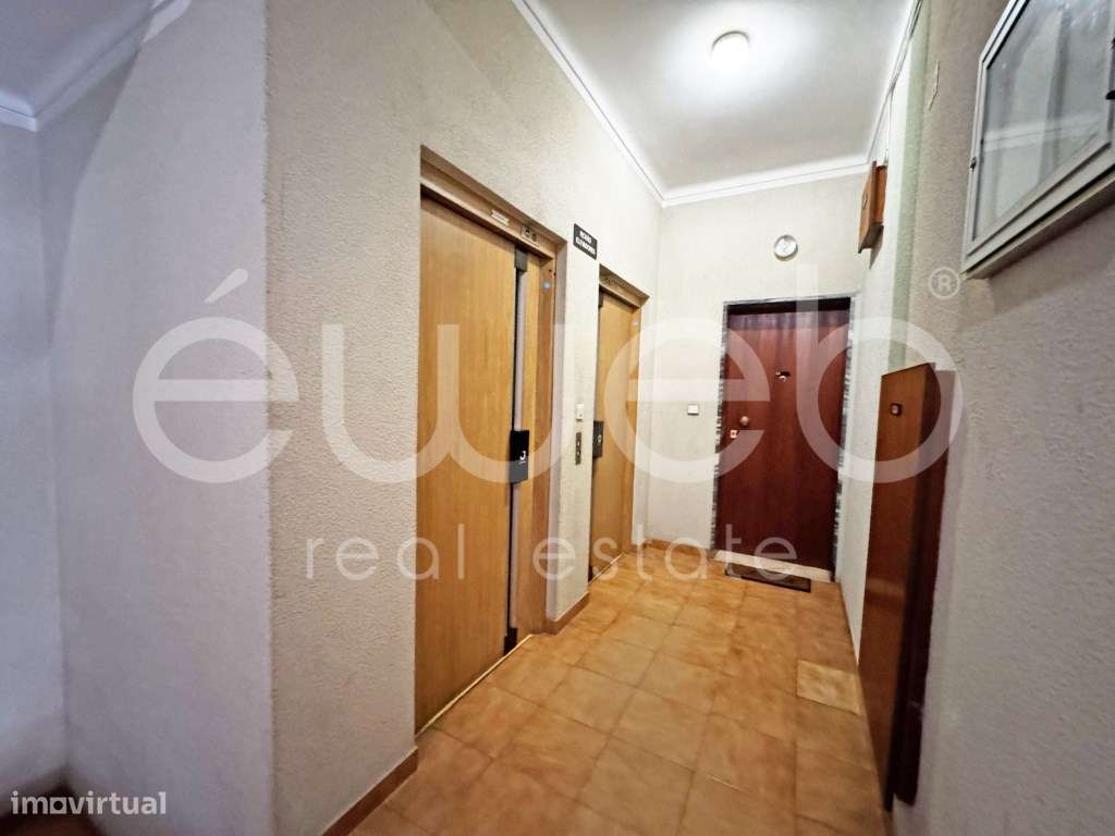 Apartamento T3 com varanda, Luísa Todi-27