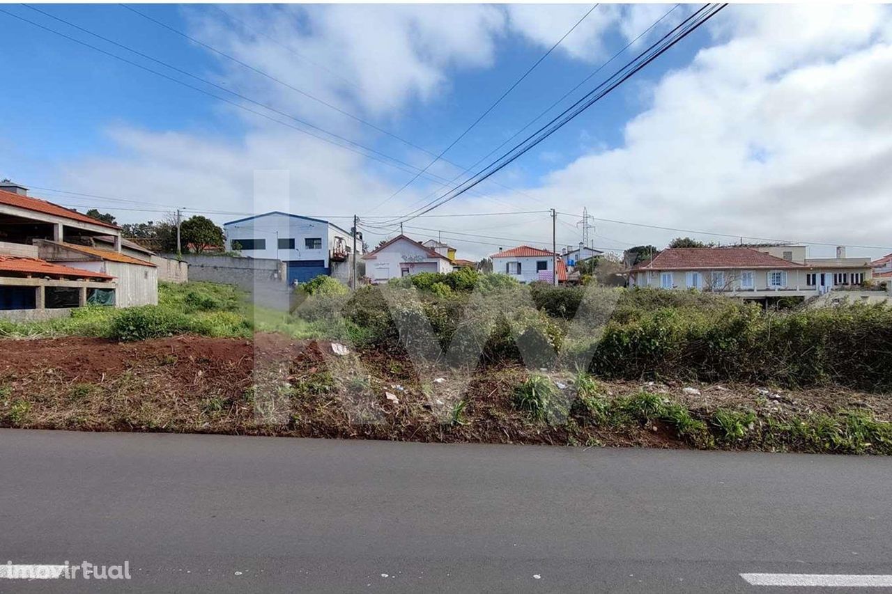 Terreno na Camacha com 1200M2 | 2 frentes de estrada