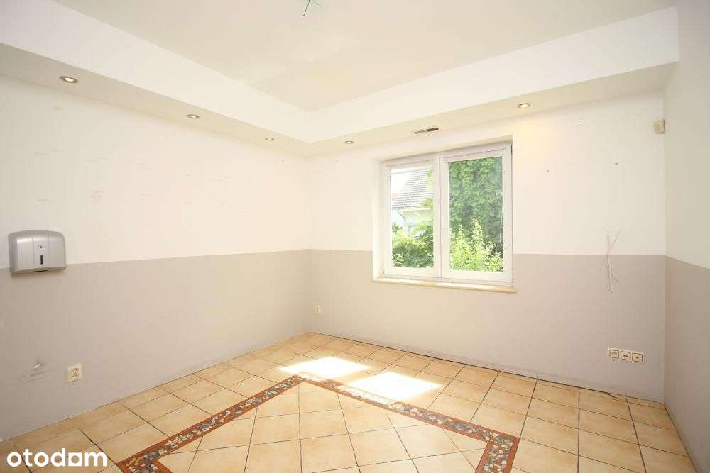 Dom wolnostojący z dużym ogrodem w spokojnej okolicy.-9