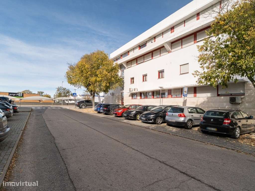 Apartamento T4 no Rés-do-Chão, em Ótimo Estado de Conservação - Grande imagem: 2/24