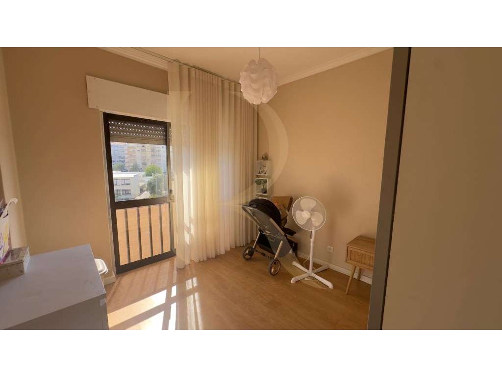 Apartamento T3 com elevador, marquise e arrecadação no Fogueteiro-21