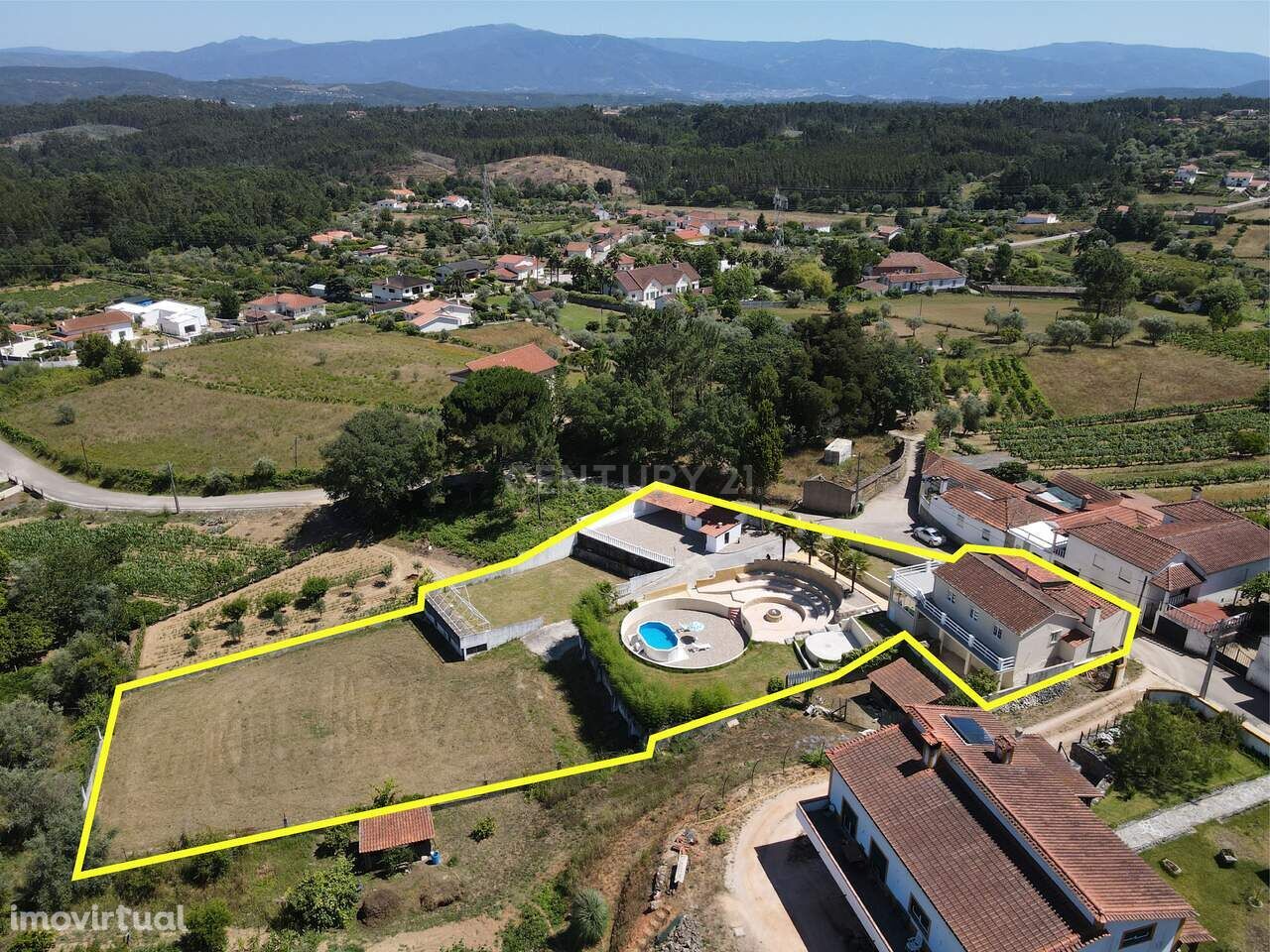 Moradia T3 com varanda, churrasco, piscina,jardim,vistas panorâmicas e