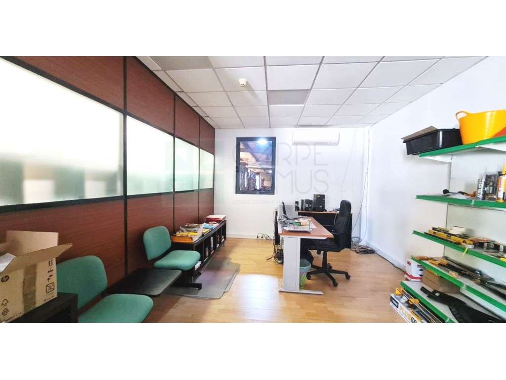 Amplo Armazém com escritórios na Nacional 10, Alverca do Ribatejo-20