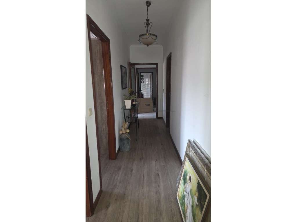 Apartamento T3 no Centro de Canelas - Uma Oportunidade Imperdível!-16