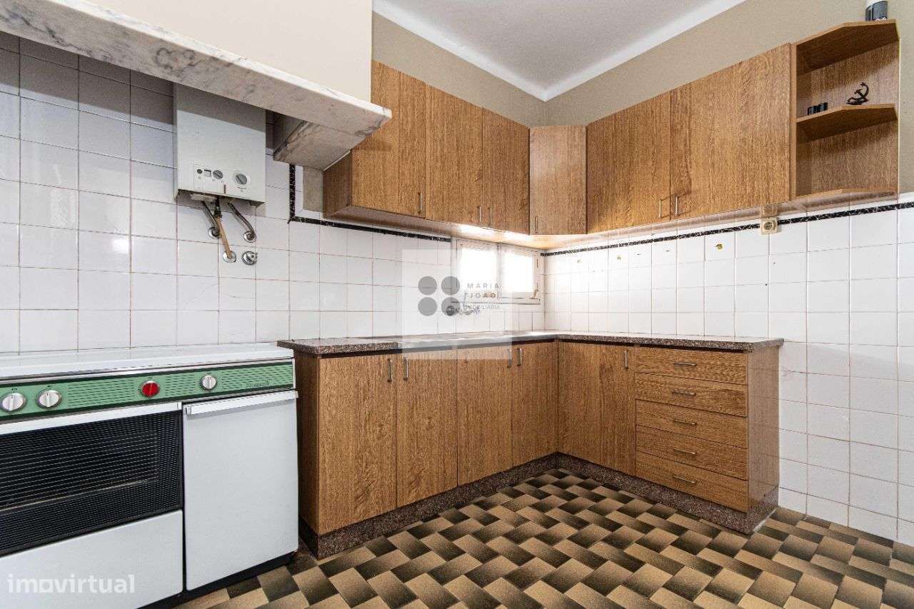 Moradia Bifamiliar, Quintal, Garagem, Local Sossegado.-32