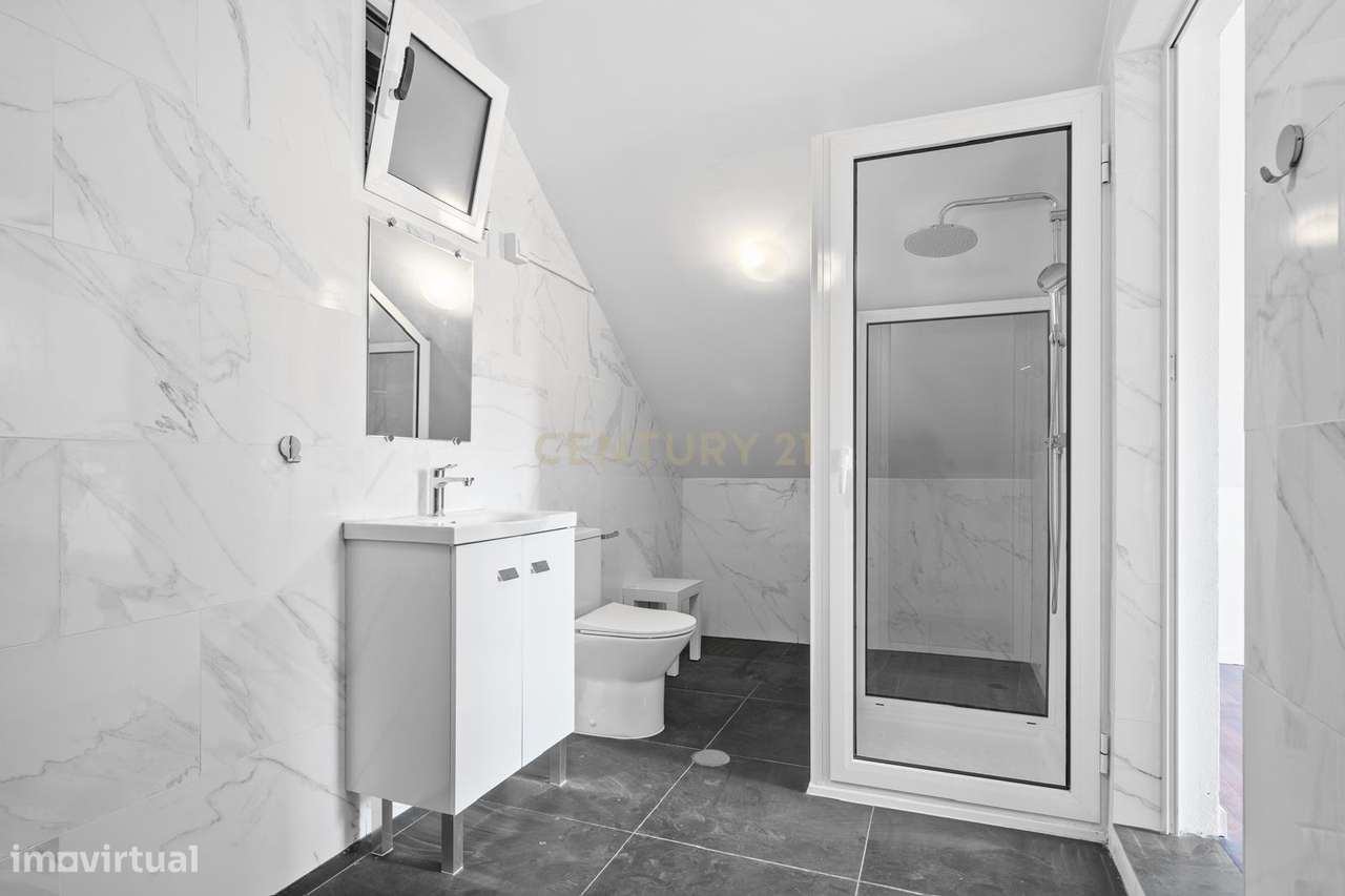Oportunidade Única - Casa T2 - Renovada -  Funchal - Ilha da Madeira-17