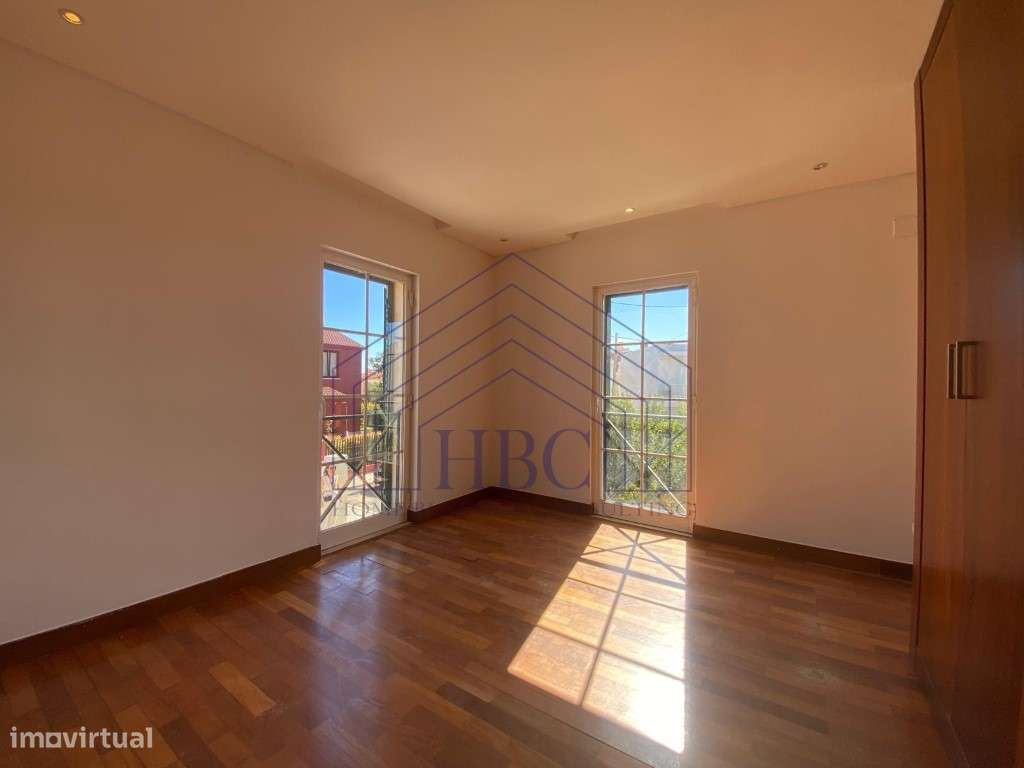 Moradia T4 com Amplo Jardim e Potencial de Remodelação em Alcabidec...-47