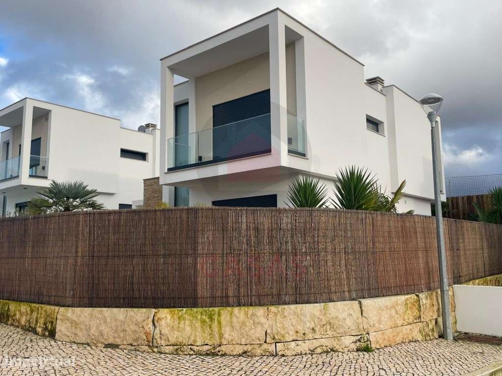 Moradia de arquitectura moderna com piscina privada - Grande imagem: 4/13