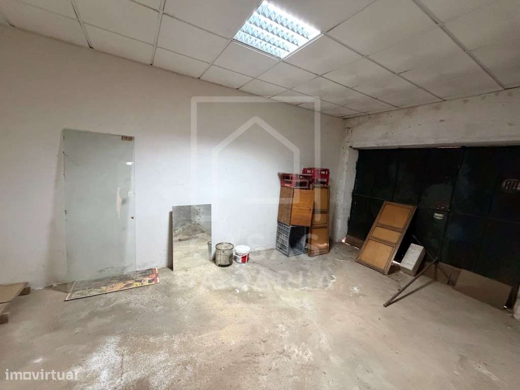 Moradia com espaço comercial com 657m2 em Albergaria dos Fusos-20
