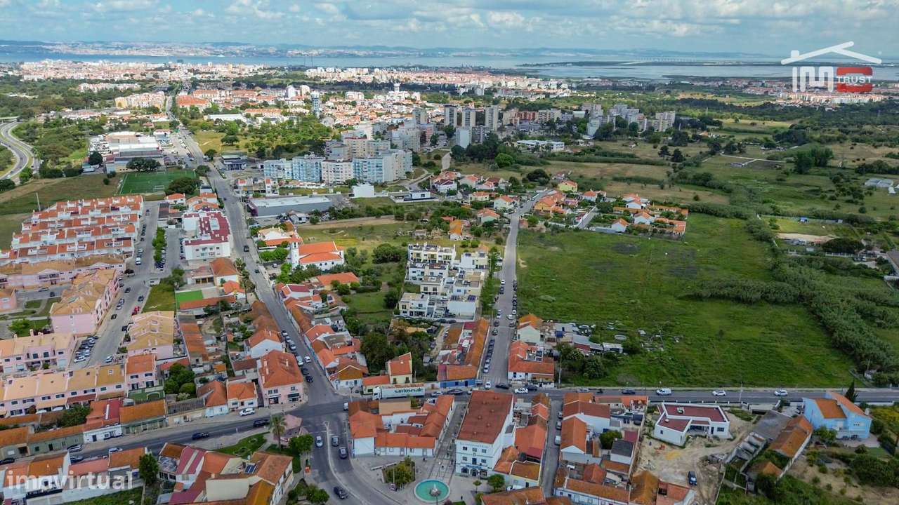 Moradia T4 com Suite, Garagem e Churrasqueira em Santo António da C...-31