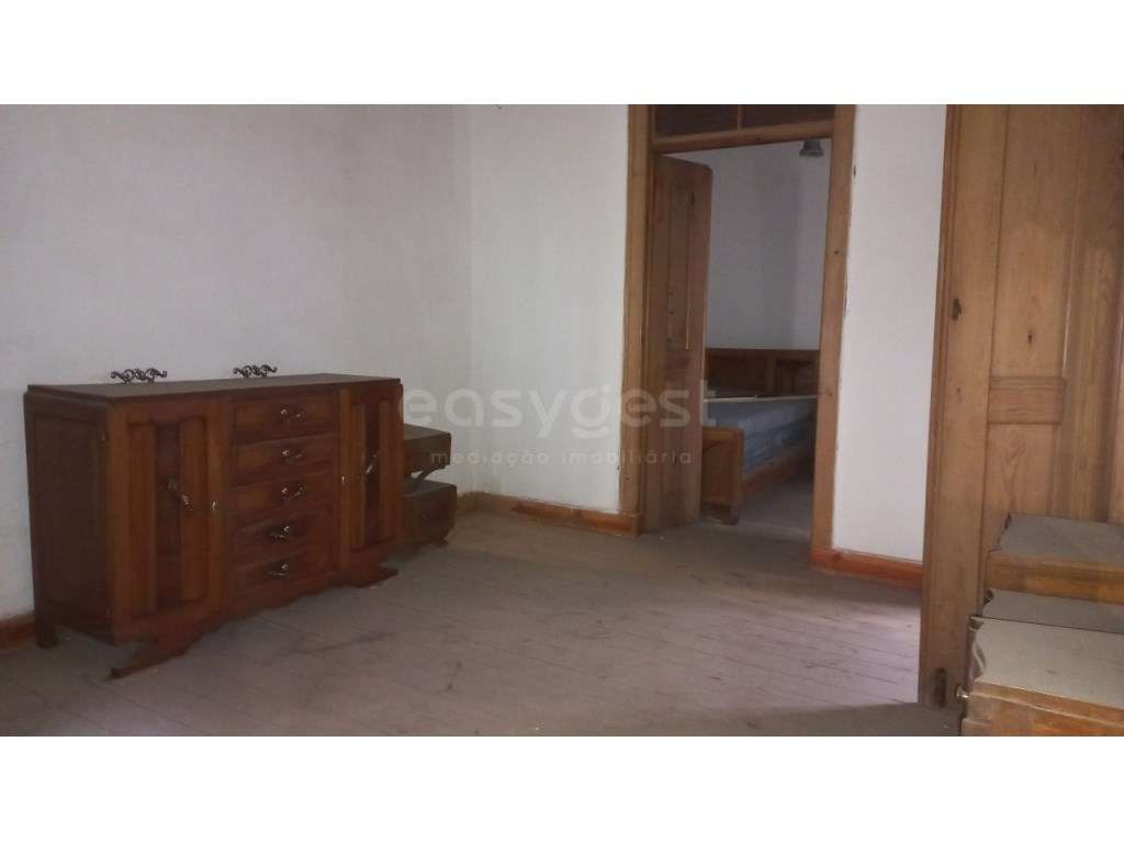 Moradia T2 para remodelar no Centro de Amiais de Baixo.-10