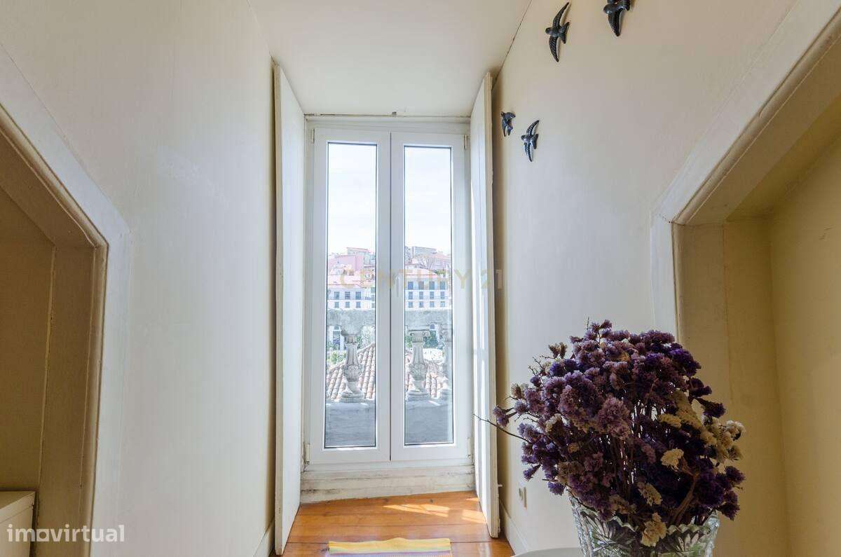 Apartamento T2 à venda na Rua da Mouraria-16