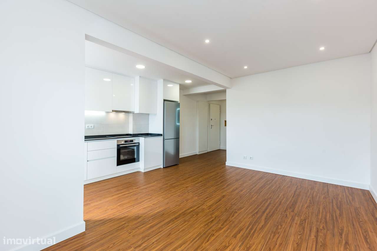 T2 Amadora | Totalmente Remodelado | Varanda - Grande imagem: 4/18