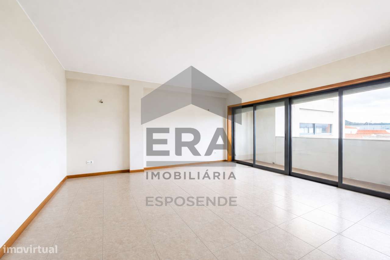 T2 – 1º Andar com Varanda no Centro - Grande imagem: 5/15