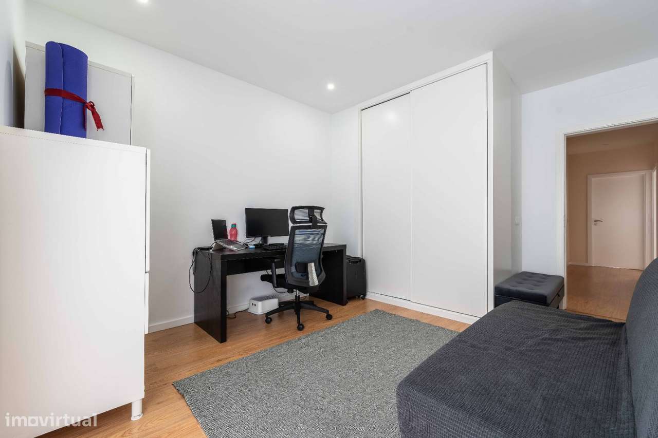 Moradia T4, em banda, de cave, rés-do-chão e andar, como nova!-23