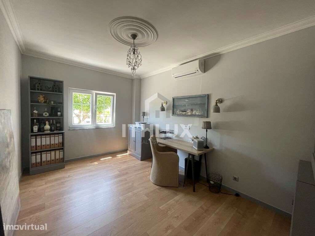 Villa de luxo impecavelmente apresentada com piscina e jardins em Tavi-13