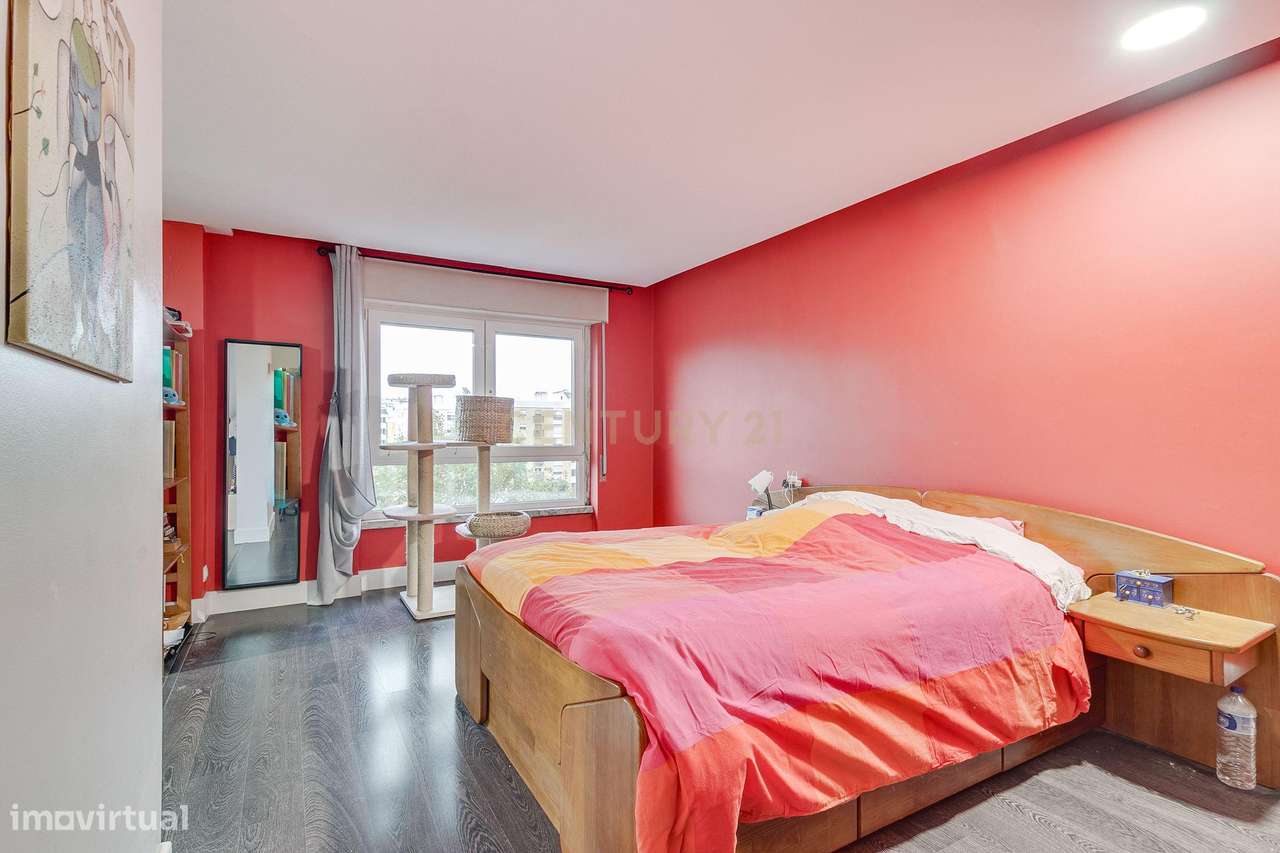 Espaçoso apartamento T4 transformado em T3-8