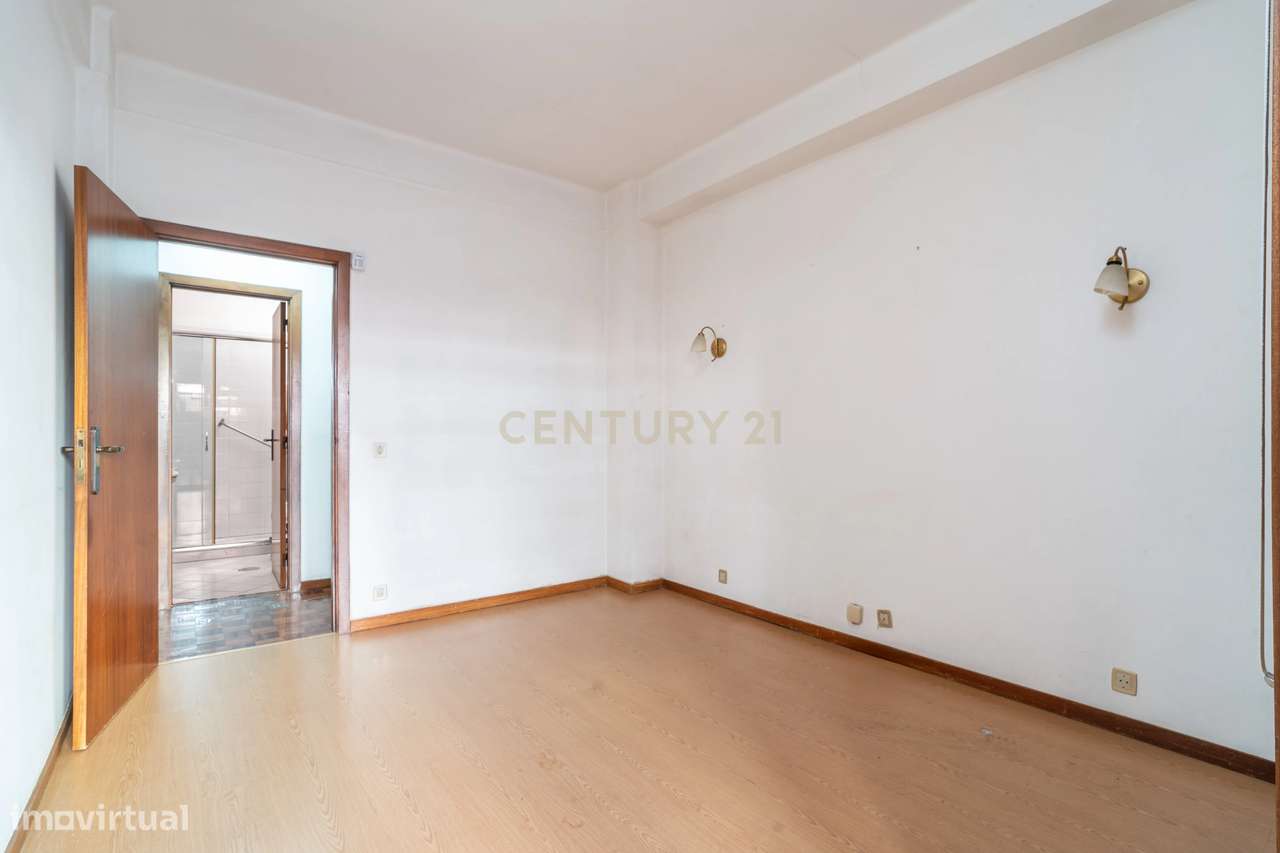 T6 com terraço de 150 m² em Celas-21