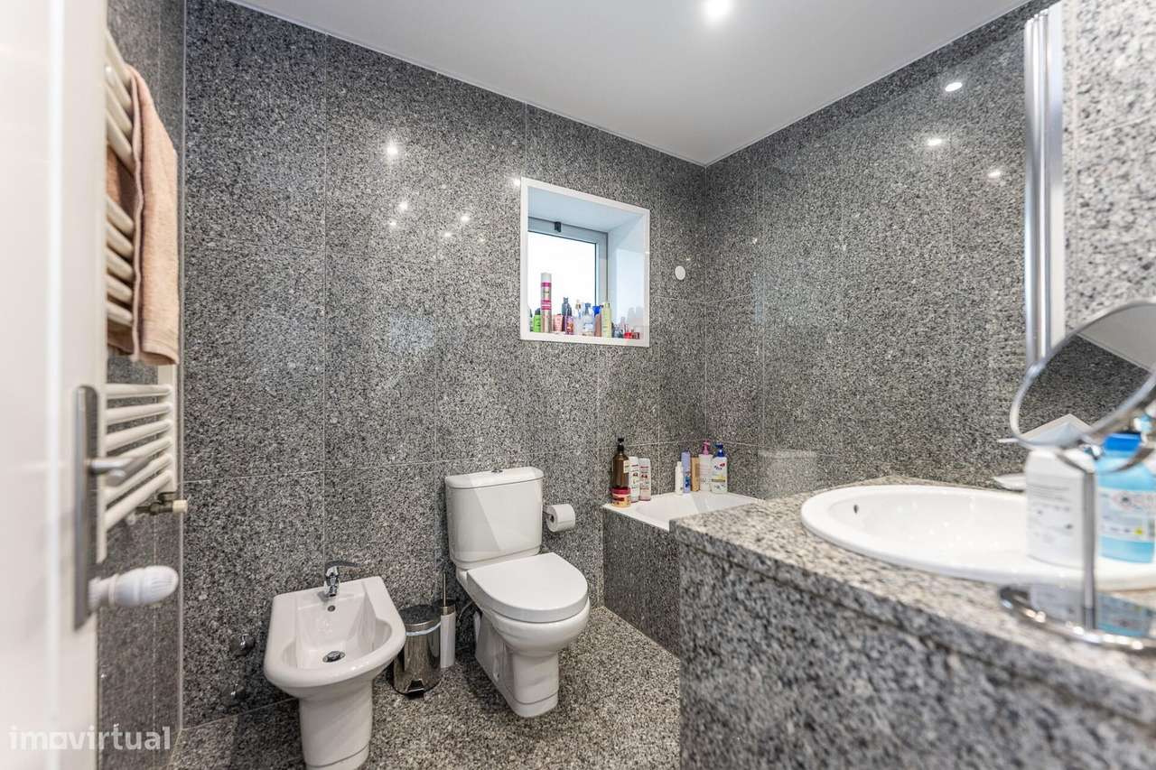 Excelente T5  em Condominio Fechado a Marechal Gomes da Costa, Porto-11