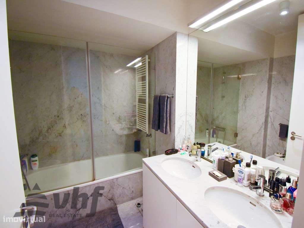 Oportunidade Única: T5 de Excelência no Condomínio Jardim das Camélias-24