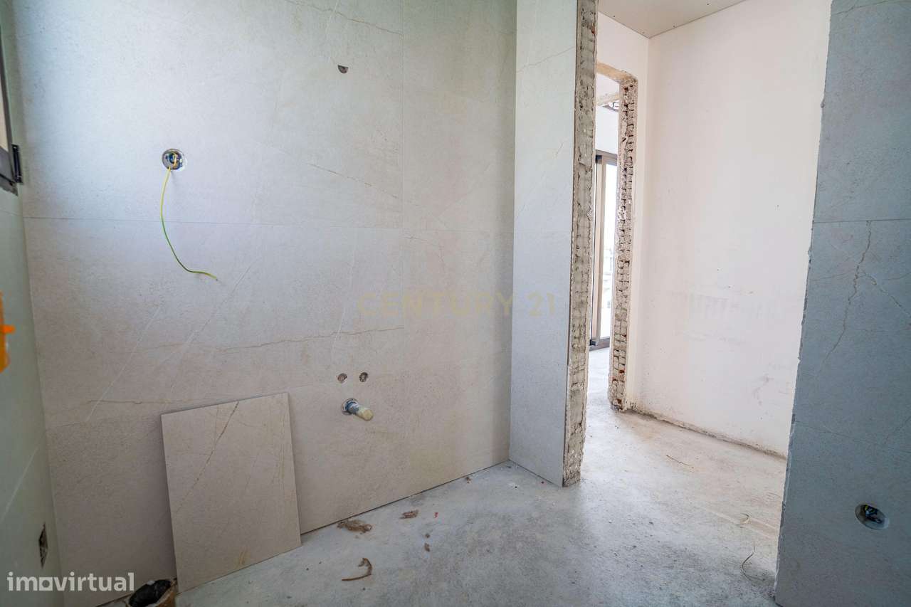 Moradia T3 com Piscina e Jardim em Salir do Porto-43