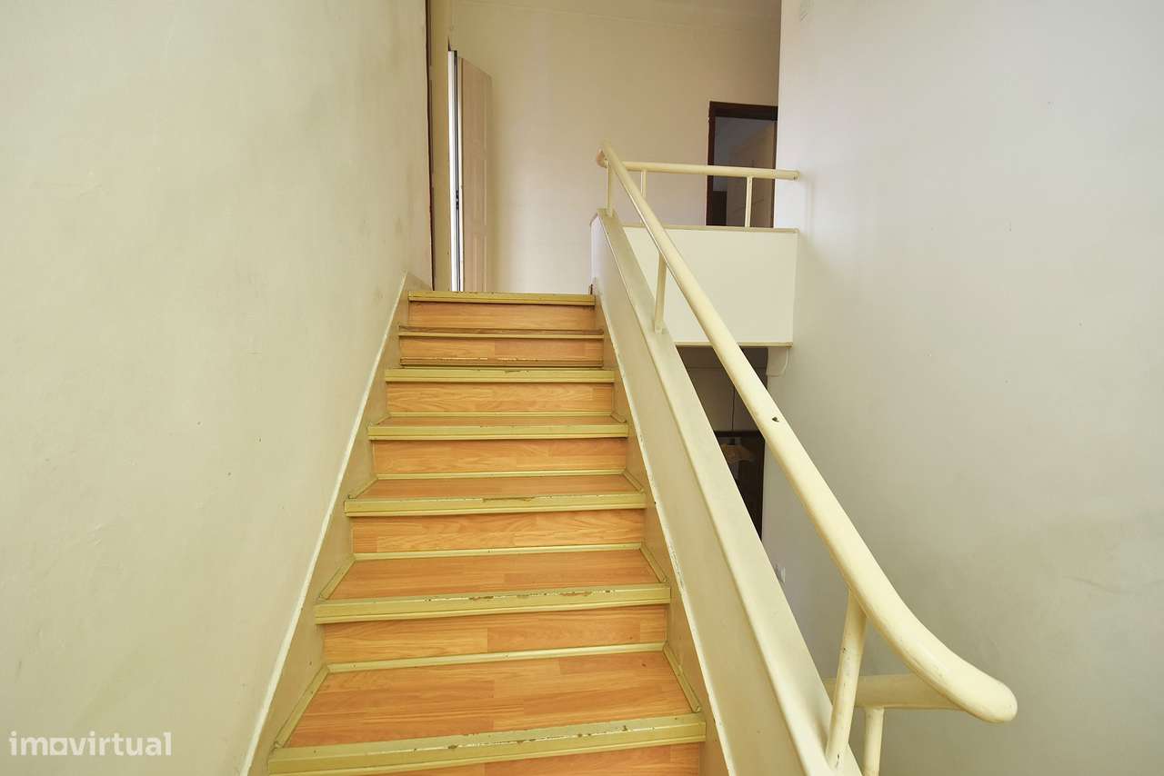 Moradia T4 Geminada com Excelente Espaço Exterior em Algueirão-28